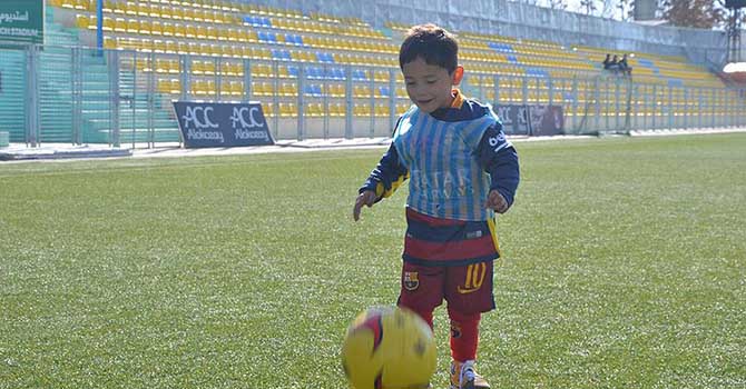 Ünlü futbolcu Messi müslüman çocuğu sevindirdi