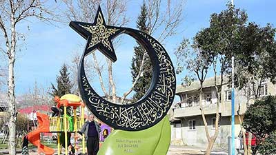 Şehit için ay ve yıldız üzerine ayetli anıt