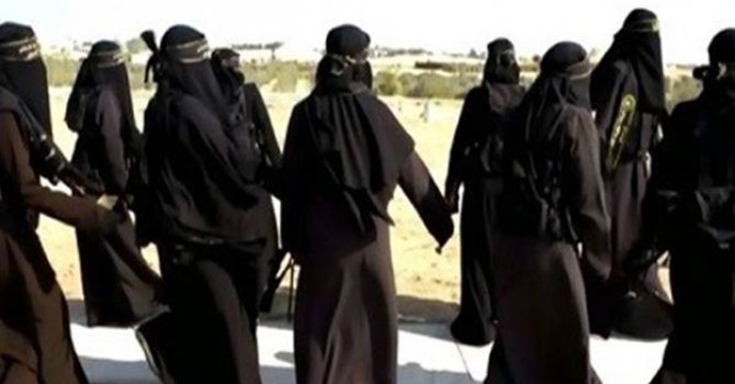 DAEŞ Suriye'de kadın taburu kurdu