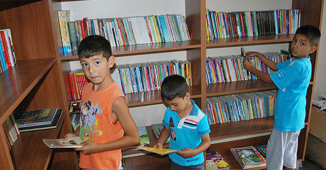 Çocuk banyoda bile kitapla karşılaşmalı