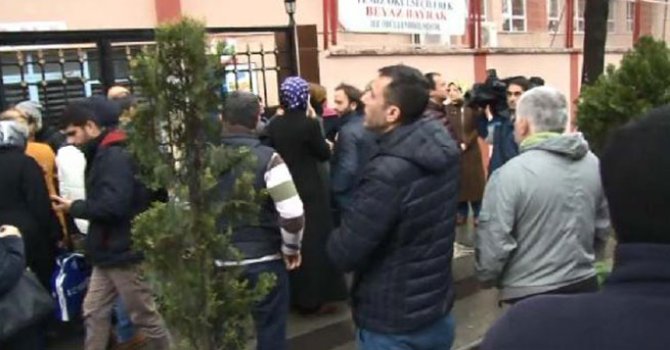 Bayrampaşa'da öğrenciler okulda tutuluyor