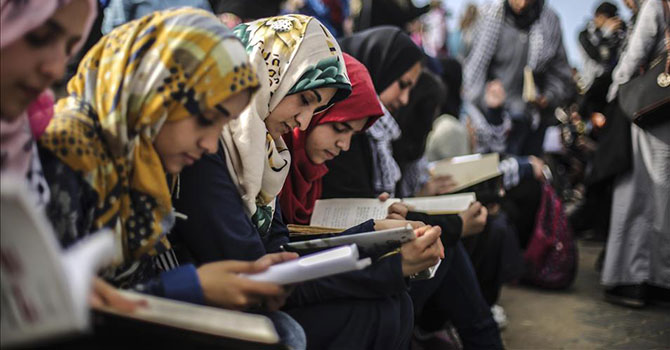 Filistinli gençlerden zalim İsrail'e karşı 'kitap okuma zinciri'