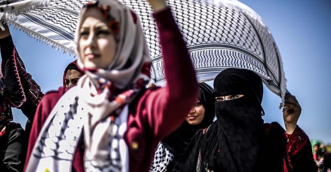 Filistinli kadınlar Gazze şeridi yakınlarında yürüyüş düzenledi