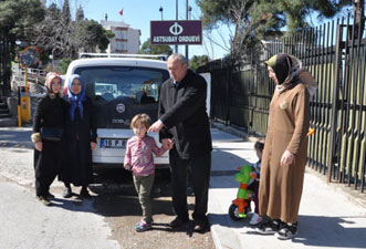 Eski kabus hortladı: Başları örtülü diye orduevine almadılar