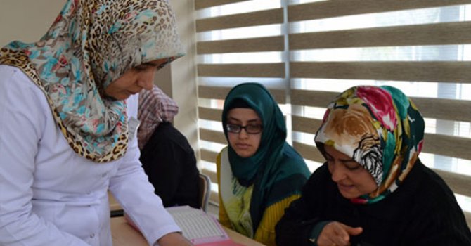 Kur'an öğretebilmek için işaret dili öğrendi