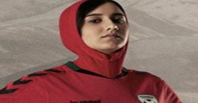 Afgan kadın futbolculara başörtülü forma
