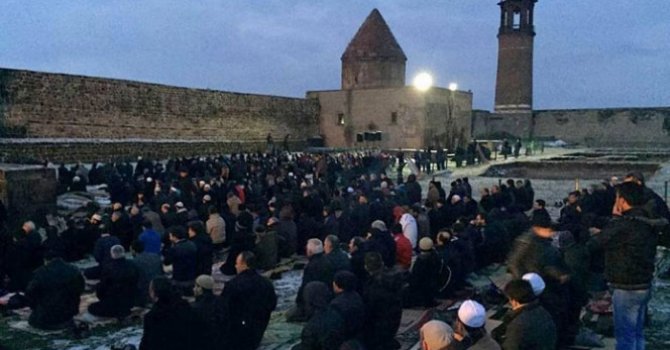 Tarihi kalede 'kurtuluş namazı'