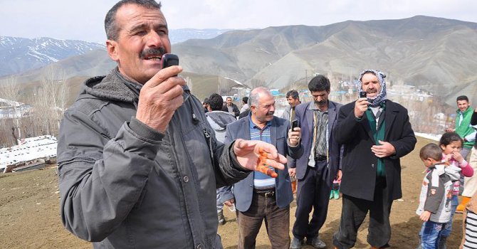 Telefonla konuşmak için dağa çıkıyorlar