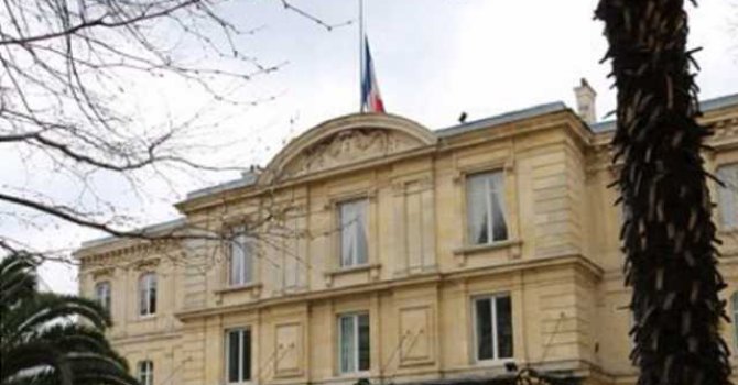 Fransa, Ankara için bayrakları yarıya indirdi