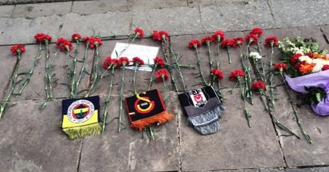 Hain saldırının olduğu yere karanfil bırakıldı