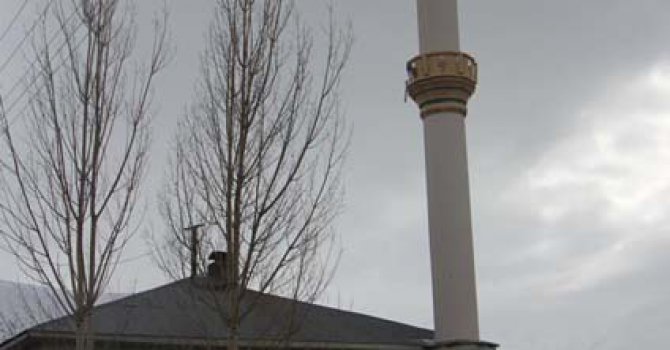 Bu köyde gençler minareden inmiyor