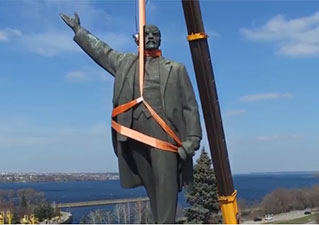 Zalimin heykelini meydandan söküp attılar