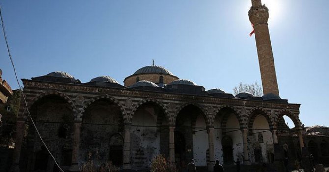 Sur'da tarihi camideki tahribat ortaya çıktı