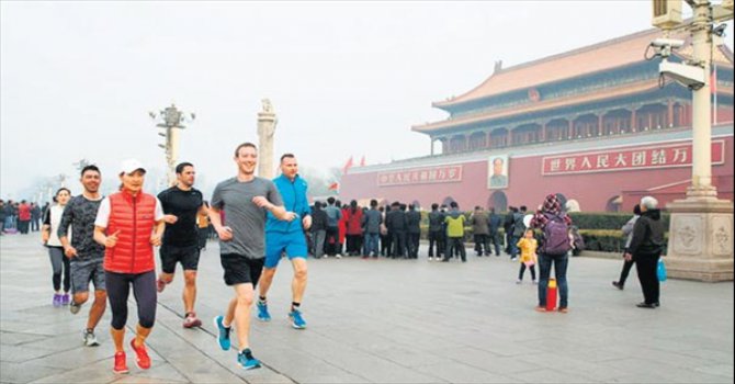 Sitesini yasaklayan Çin'de koştu