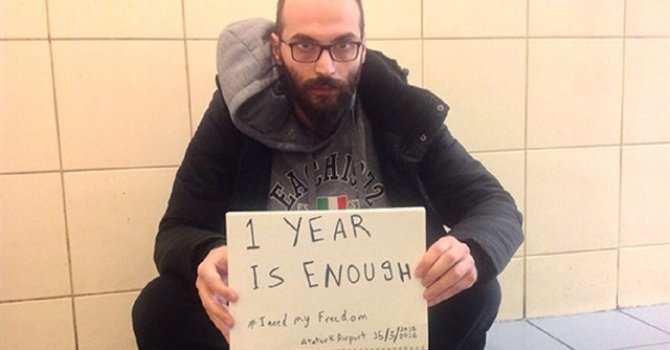 Bir yıldır Atatürk Havalimanı'nda yaşıyor