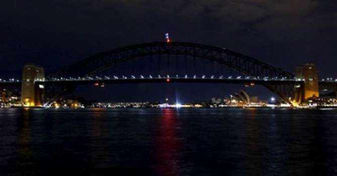 Dünya bir anda karanlığa gömüldü