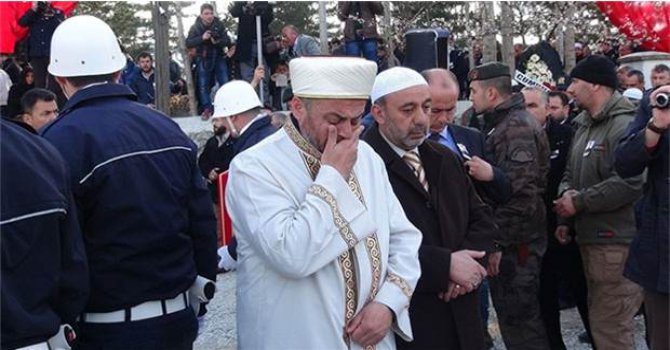 İmam baba şehit polis oğlunun cenaze namazını kıldırdı