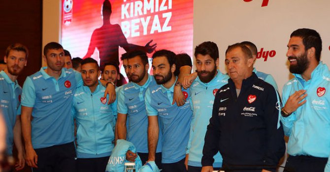 Millilerden İsveç maçına anlamlı pankart!