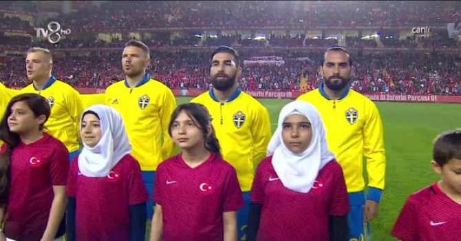 Milli Maç Seramonisine çıkan Başörtülü kızlara anında muhalefet!