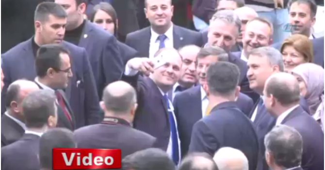 Bu da Başbakan Selfie'si!