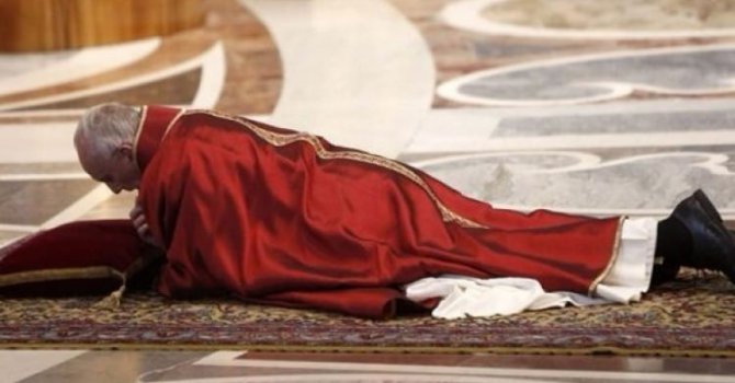 Katolik lideri Papa secdeye kapandı