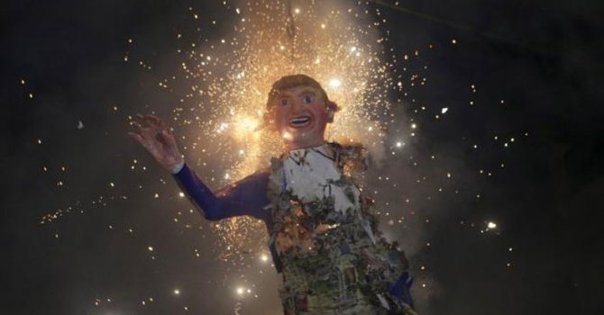 Trump kuklaları yakıldı