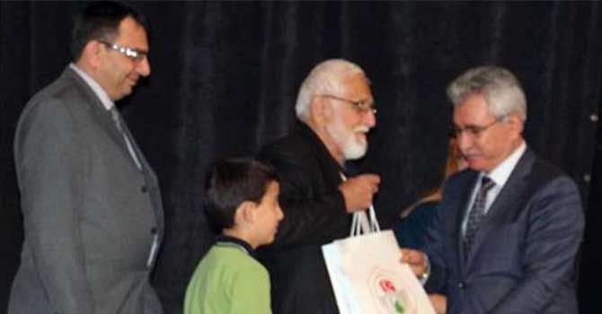 Eşini kaybedince kitaplara sarıldı