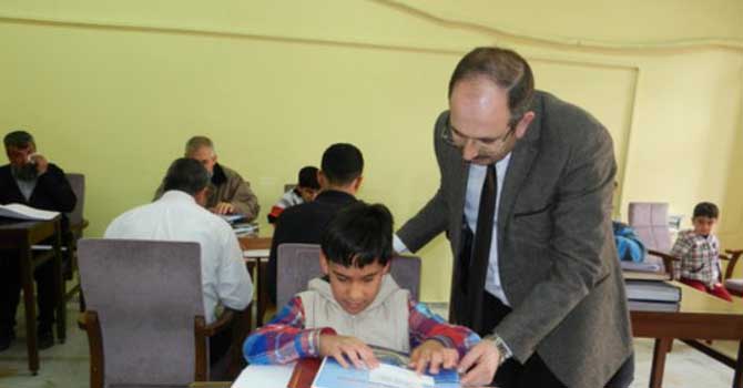 Gönül Gözüyle Gözleriyle Kur'an-ı Kerim Öğreniyorlar