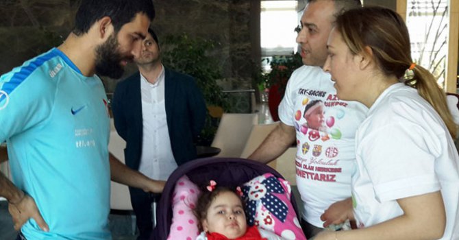 Arda Turan Minik Azra'yı Mutlu Etti