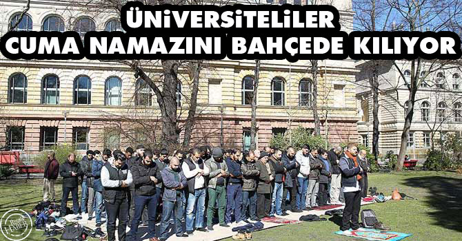 Üniversite öğrencileri cuma namazını bahçede kılıyor