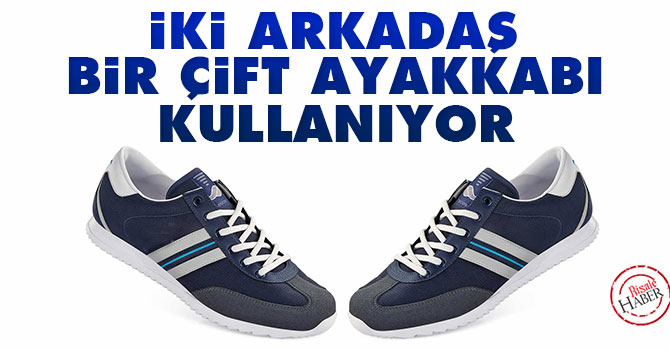 İki arkadaş, bir çift ayakkabı giyiyor