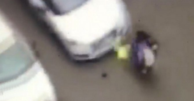 Müslüman kadının üzerine araba sürdüler!