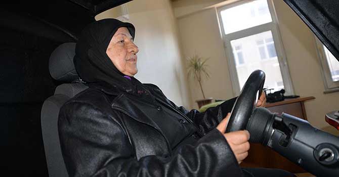 70 yaşındaki Ümmühan ninenin ehliyet azmi