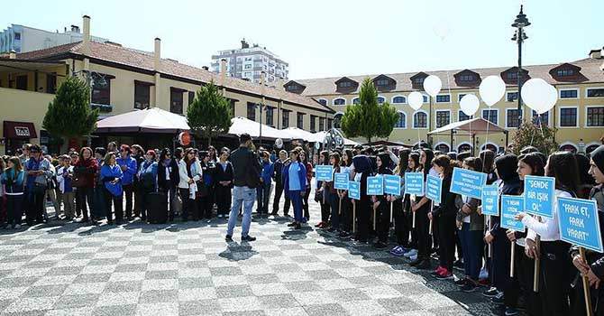 Beyaz balonlar otistik çocuklar için uçuruldu