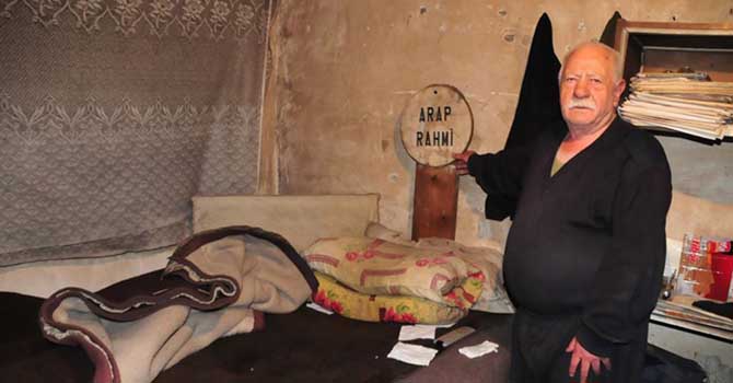 Mezar tahtası başucunda uyuyor