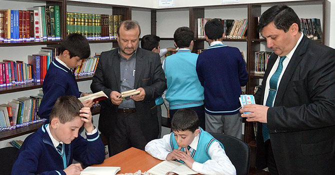 Emekli memur 13 kütüphane kurdu