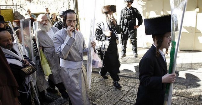 Yahudi ırkçılar Müslüman kılığında Mescid-i Aksa'da