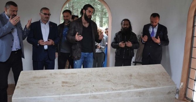 Diriliş Ertuğrul oyuncuları Turgut Alp'in kabrinde
