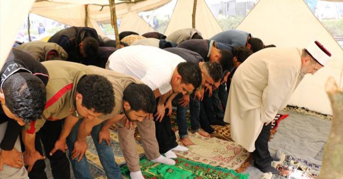 İdomeni'deki mültecilere Cuma namazı