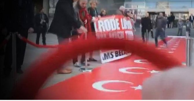 Türk bayrağını paspas yaptılar!