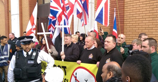 İngiliz Irkçıların Camii nefreti (video)