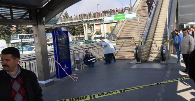 Avcılar'da metrobüs durağında hareketli anlar