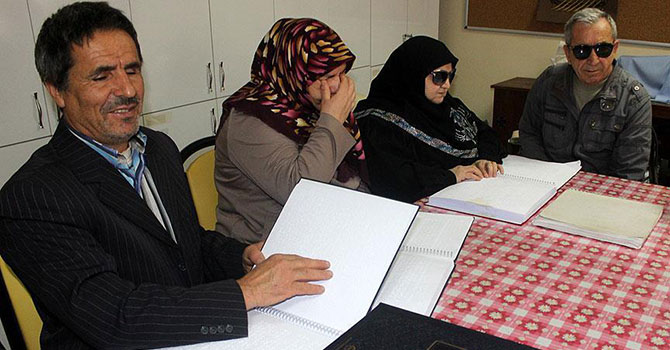 Kur'an'ı öğreten de öğrenenen de görmüyor