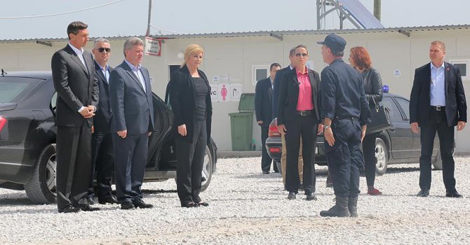 Cumhurbaşkanlarından sığınmacı kampına ziyaret