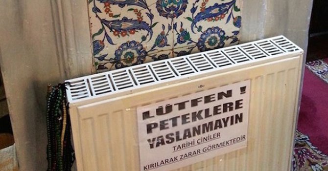400 yıllık camide çinilerin önünde radyatör!