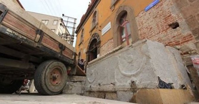 Caminin şadırvanında lahit (mezar) çıktı