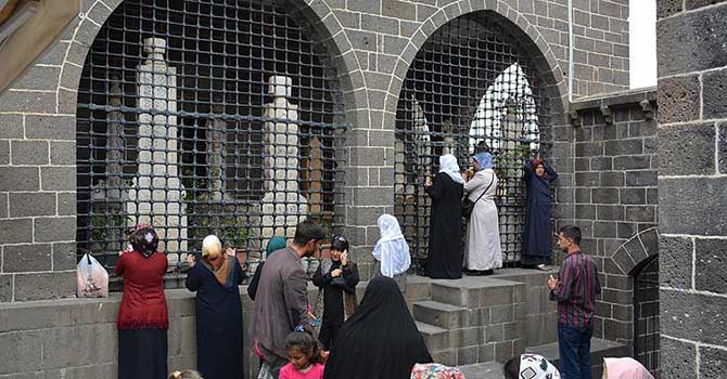 27 sahabenin metfun olduğu camiye yoğun ilgi