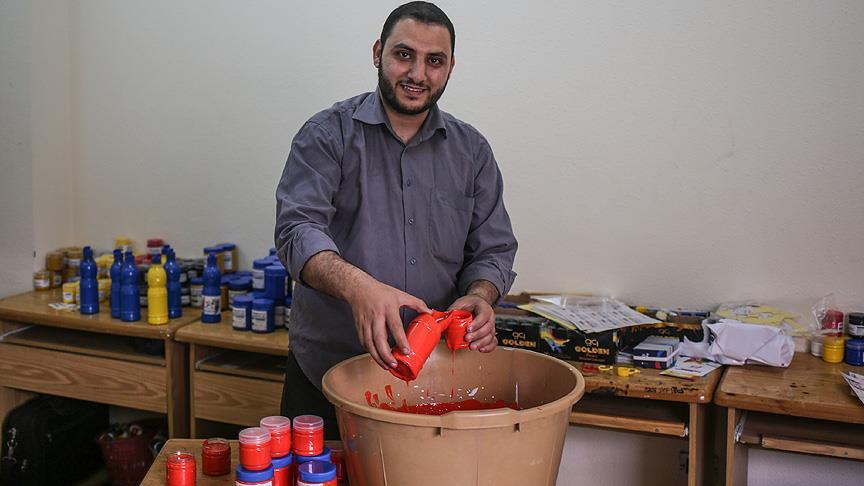 Gazzeli ressam 'abluka' sebebiyle kendi boyasını üretiyor