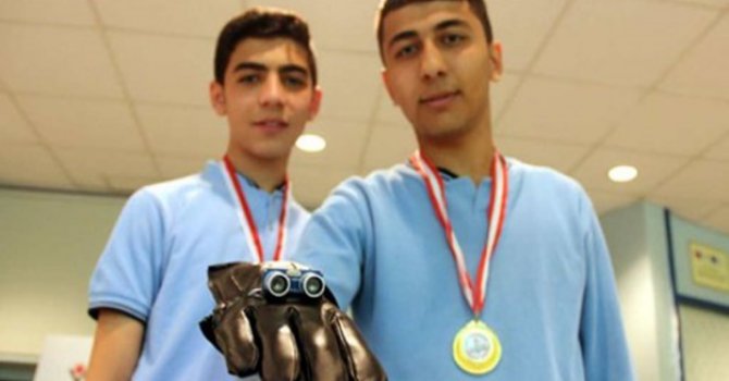 Liseli öğrenciler 'akıllı eldiven' üretti