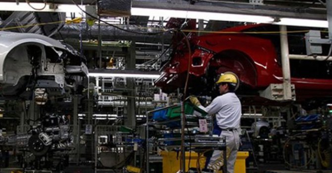 Yolu kullanarak şarj olan otomobil